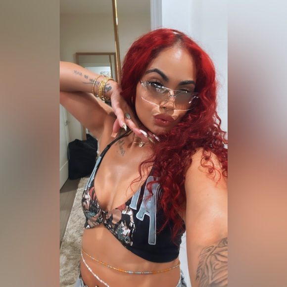 Meet your Posher, Destiny! IG @destinyiris__ - Picture 1 of 3